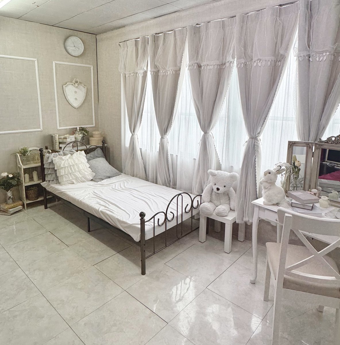 白シャビーブースのカーテンを
変えてみましたっ！✨
前より華やかになりました！🪽
カーテンについてるタッセルを外しての使用も大丈夫ですので、撮影スタイルに合わせてご利用下さい♡