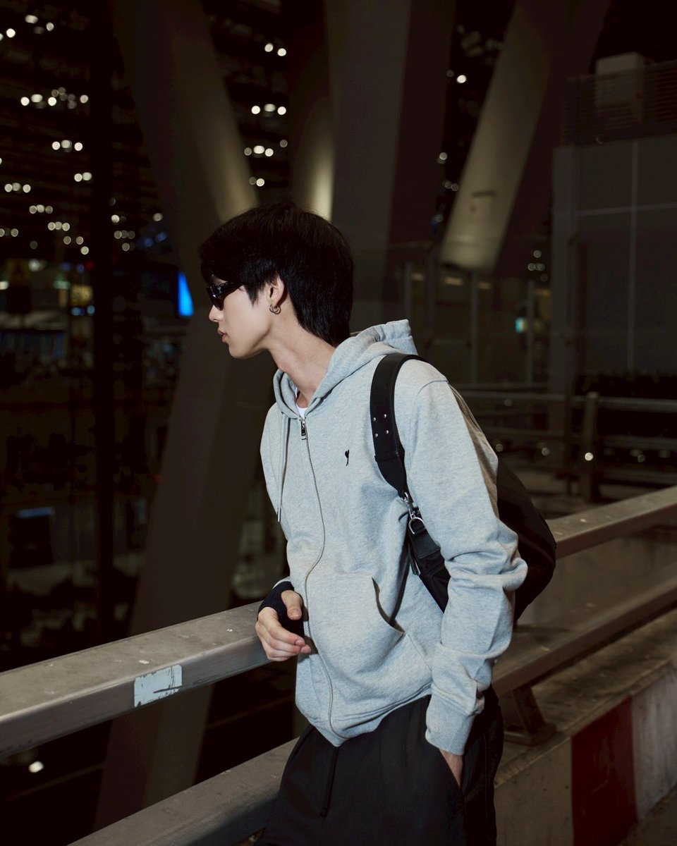 Siam_Paragon's tweet image. อีกหนึ่งคนสำคัญของ f.AMI.ly ที่ขาดไม่ได้! ไบร์ท-วชิรวิชญ์ (@bbrightvc) เตรียมตัวออกเดินทางไปพร้อมกับ @amiparis เป็นครั้งที่ 3 เพื่อเข้าร่วมรับชมโชว์ Fall-Winter 2026 โดย Alexandre Mattiussi ซึ่งจะจัดขึ้นในวันพฤหัสบดีที่ 22 มกราคม เวลา 02.00 น. (ตามเวลาประเทศไทย)…