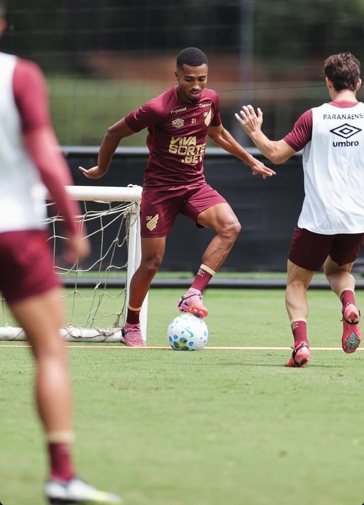 🚨MAIS UMA EXCLUSIVA!!

Após a equipe não chutar ao gol nenhuma vez no clássico por conta do drible irresponsável de Leozinho Futsal, Athletico decide implementar gols menores e sem goleiros

Resta saber como o clube convencerá a federação a aplicar a medida