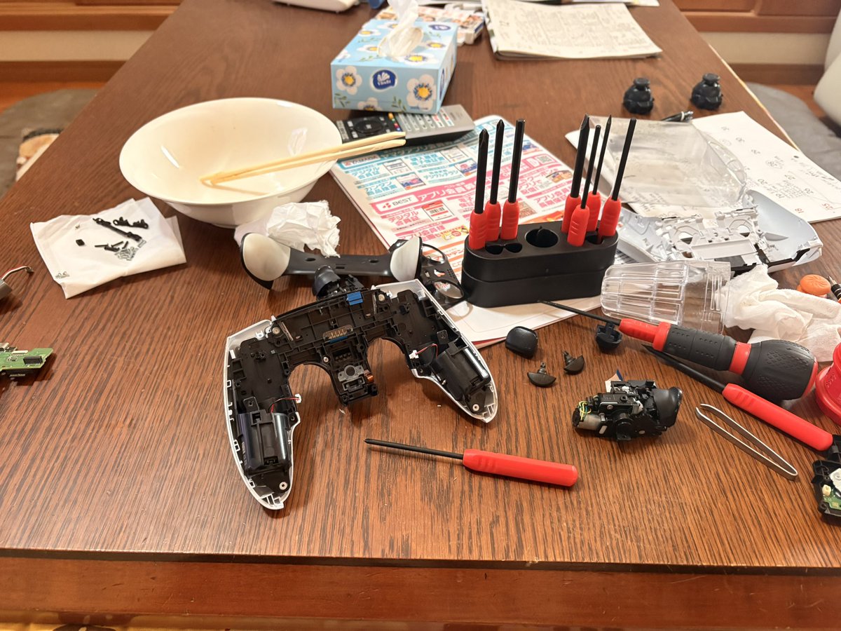 johnnygepu's tweet photo. DualSenseEdge軽量化しようと思ったら複雑過ぎる😇 https://t.co/zt13ZhlNLZ