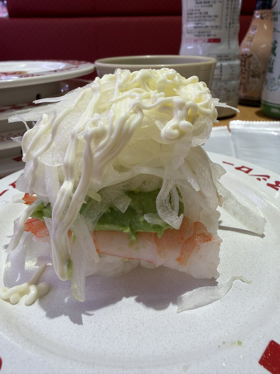 mortthan's tweet image. スシローでヤケクソみたいなオニオンエビアボカド来たんだが