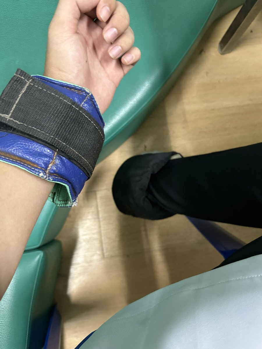 มาฝึกงาน = มาฟิตเนส 
ใส่เดินทั้งวัน