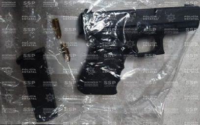 #Durango | Juana “N” de 76 años y Víctor “N” de 56 son los presuntos responsables del robo al banco #Santander del pasado 16 de enero.

Madre e hijo oriundos de #Sonora, fueron detenidos inicialmente por venta drogas (cristal) y portación ilegal de un arma de fuego. <a href="/Sallvatoree/">Salvador Mercado</a>