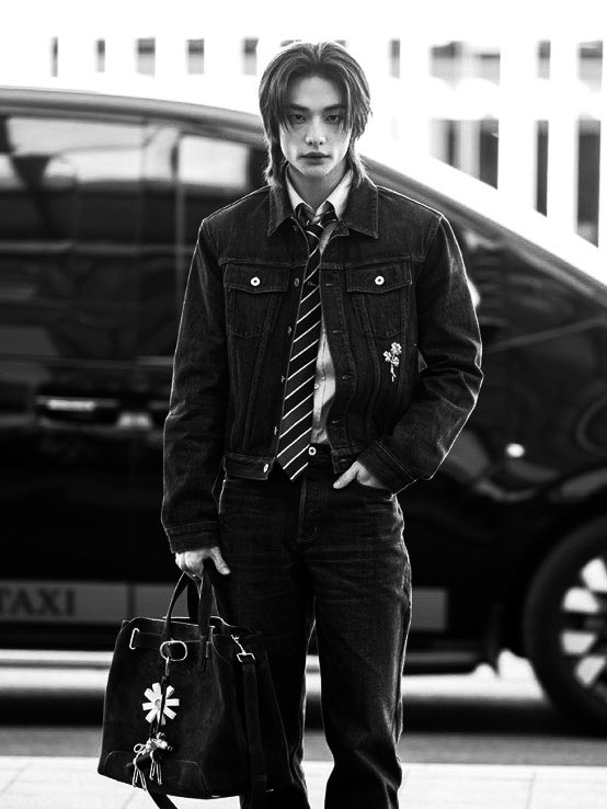 Hyunjinr's tweet image. Securing today’s schedule to Paris for PFW.