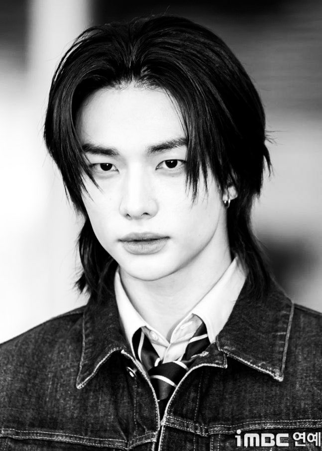 Hyunjinr's tweet image. Securing today’s schedule to Paris for PFW.