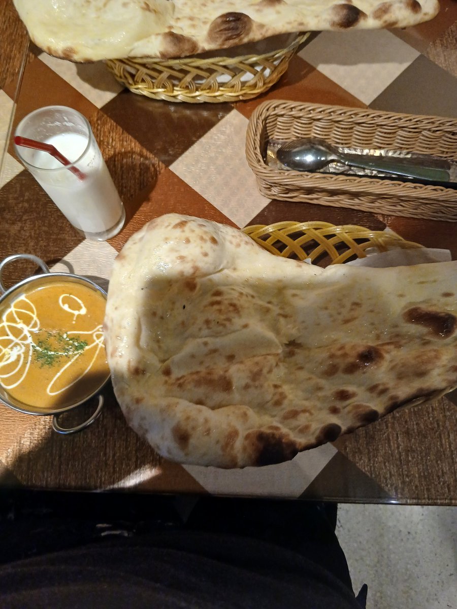 今日は、彼女とデート♥️お洒落なカレー屋さんでランチ、カレーもナンもうまい、
なんて、むなしい嘘だが(笑)
ヤロー二人で食べてます‼️
午後からも頑張るか。