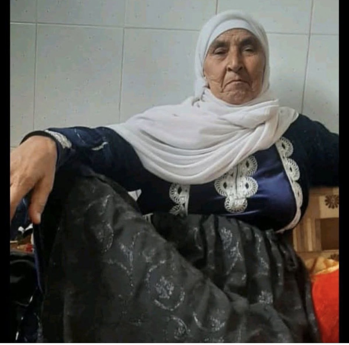 MuslumAgcann's tweet image. Mekanın cennet olsun Adule Teyze

Cihê te bibe cennet. Xaltey Edûl

Dayika şehîda
#DefendRojawa 
#RojavaDefend 
#KobanêUnderAttack