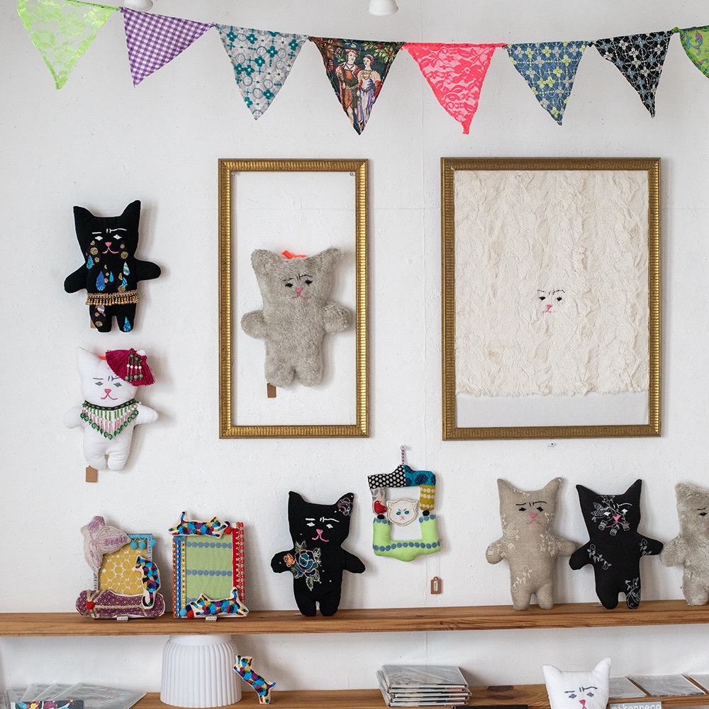 douxdimanche's tweet image. こんにちは！
縫い絵作家の大島亜佐子さんによる
「ぬいきものたち　旅する縫い絵アトリエ exhibition」
2週目がスタートしました
本日も6PMまでオープンしています

展示の様子はこちらからもご覧いただけます＞
2dimanche.com/exposition/mor…

オンラインショップはこちらです＞
2dimanche.shop-pro.jp/?mode=cate&amp;amp;cbi…