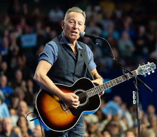 XKazio's tweet photo. “Gestapo Tactics”: Bruce Springsteen Slams Trump’s ICE Crackdown During NJ Concert

Read the full story here: https://t.co/H0HjT14Q6x

#BruceSpringsteen #TheBoss #Springsteen #NewJersey #Trump #ICE #HumanRights #USPolitics #BreakingNews #SocialJustice https://t.co/VqnqBFi0vx