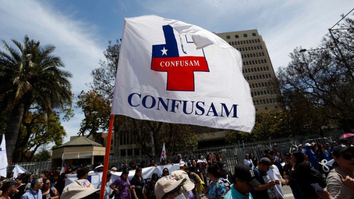 ConfusamChile's tweet photo. Presidente @GabrielBoric nunca en nuestra historia se ha ocupado el 2% del presupuesto para catástrofes con cargo al #reajuste d l@s trabajador@s públic@s, ni en el terremoto d 2010, ni en la pandemia, ni en los incendios d #Valparaiso, donde hubo + de 2900 viviendas devastadas. https://t.co/97LKNdUDuh
