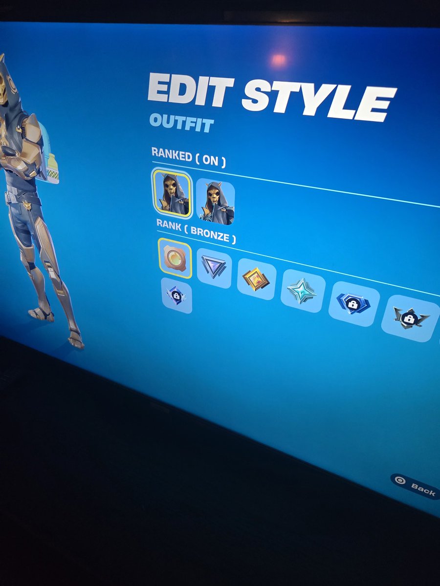 Eggboy13X's tweet image. @FortniteStatus the diamond style for the felinos outfit is still locked even though I got diamond in ranked