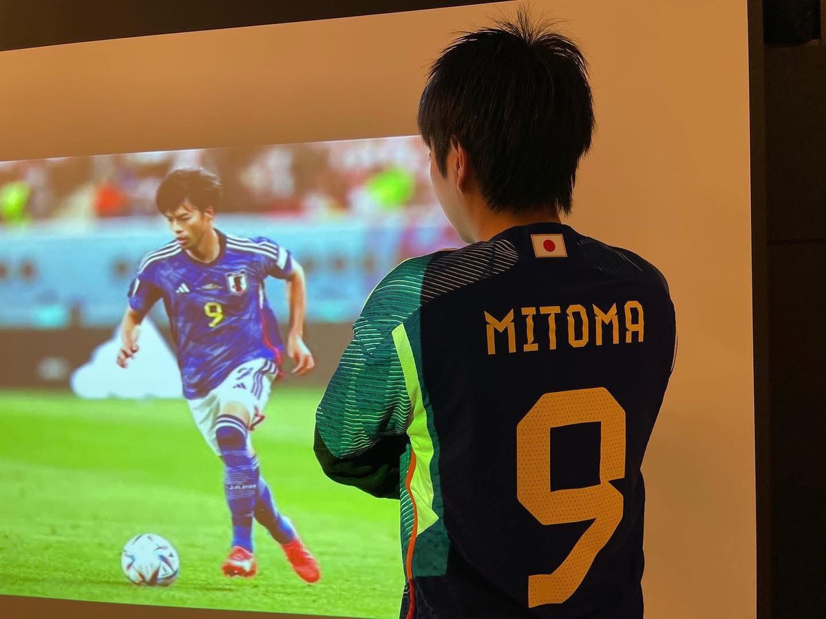 k203s's tweet photo. @DAZN_JPN 2022年のユニフォームです！
2022年に自宅を新築した際、サッカーを観るためにプロジェクター・大型スクリーン・5.1chサラウンドスピーカーを設置し、三笘のユニフォームを着てリアルタイムで三笘の1ミリを観たのが忘れられません🥰

#DAZN
#FIFAWorldCup
#推しユニ総選挙 https://t.co/IAhd8TgH8b