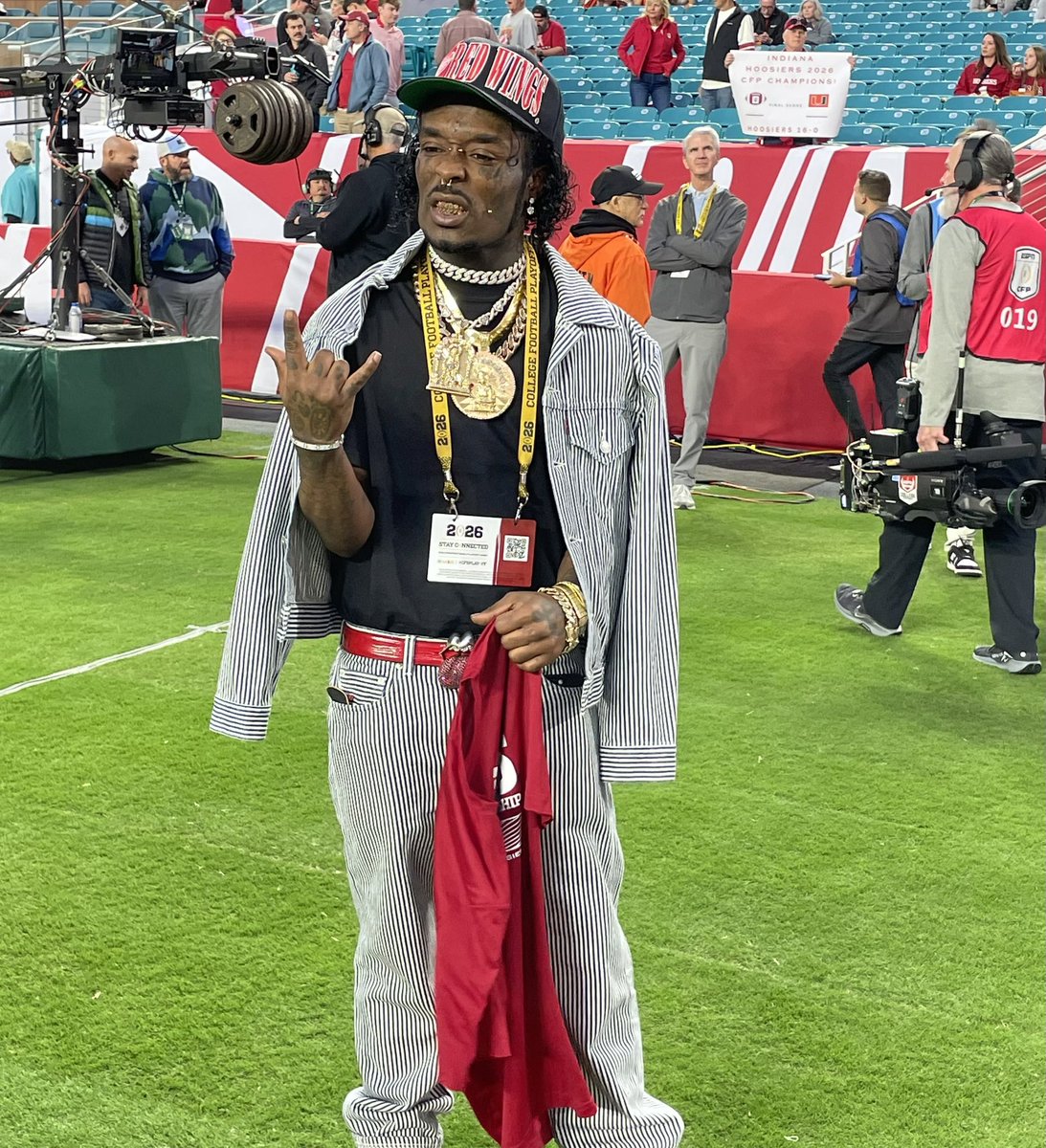 STRAPPEDUS's tweet image. Lil Uzi Vert pulled up to the CFB National Championship Game after being invited by Fernando Mendoza 🏈🏆