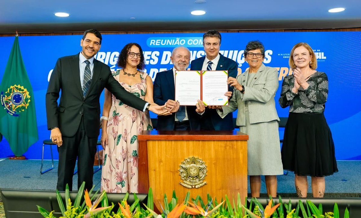 Assinei hoje um decreto que fortalece Instituições Comunitárias de Educação Superior.

O decreto estabelece os critérios para que uma faculdade ou universidade seja reconhecida como comunitária e permite que as instituições tenham acesso aos editais de órgãos governamentais de