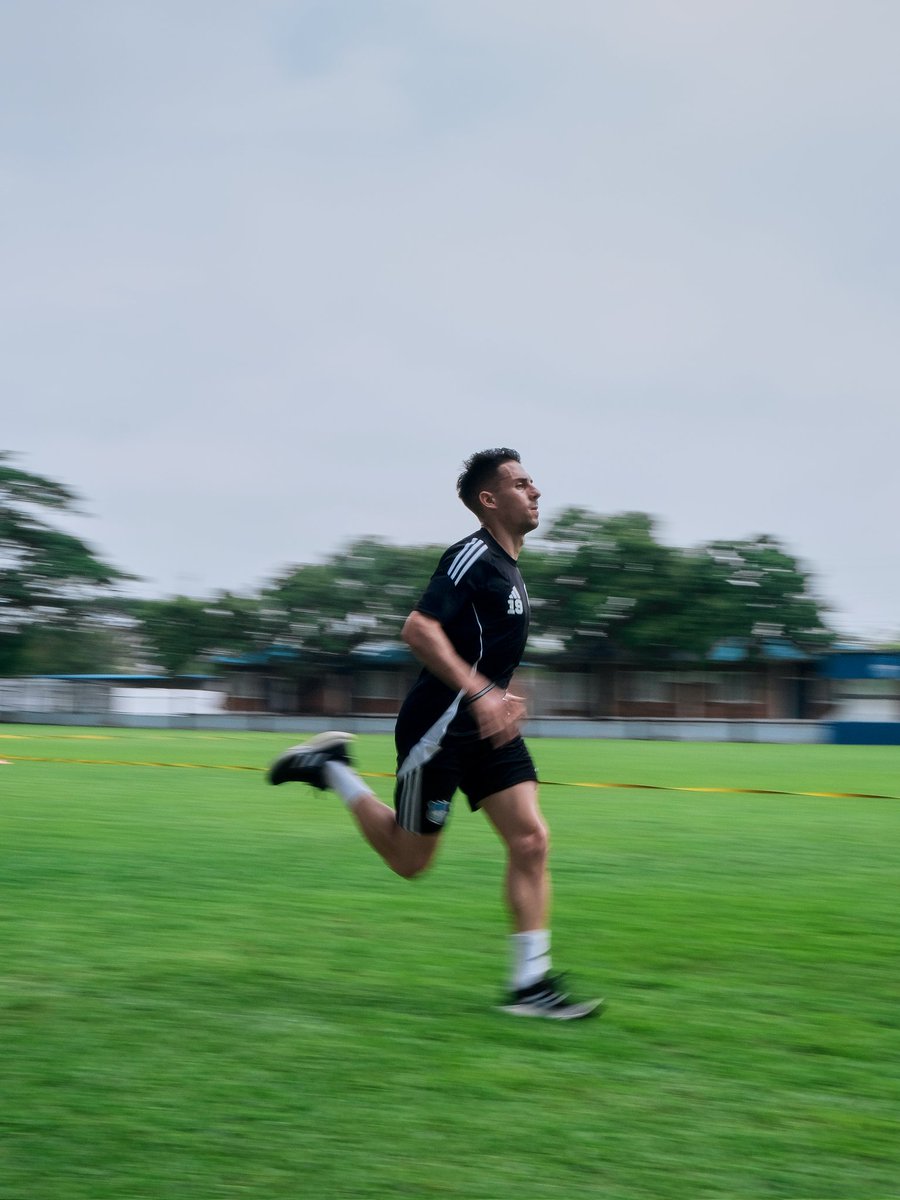 CSEmelec's tweet photo. ¡JuanPi de vuelta! 💙

Juan Pablo Ruiz retomó los entrenamientos junto al plantel y ya trabaja bajo las órdenes de Guillermo Duró y su cuerpo técnico.

#vamosEmelec⚡ https://t.co/Sr5WzqyuBm