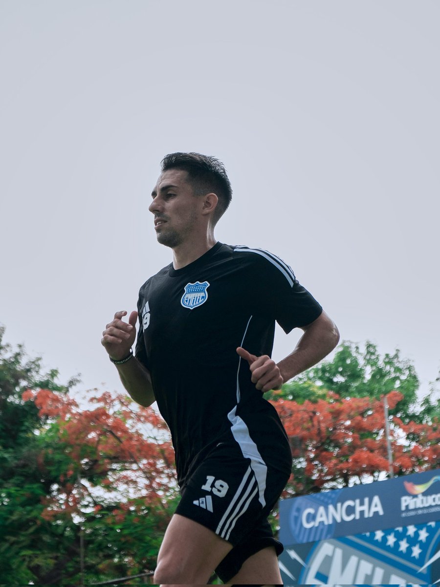 CSEmelec's tweet photo. ¡JuanPi de vuelta! 💙

Juan Pablo Ruiz retomó los entrenamientos junto al plantel y ya trabaja bajo las órdenes de Guillermo Duró y su cuerpo técnico.

#vamosEmelec⚡ https://t.co/Sr5WzqyuBm