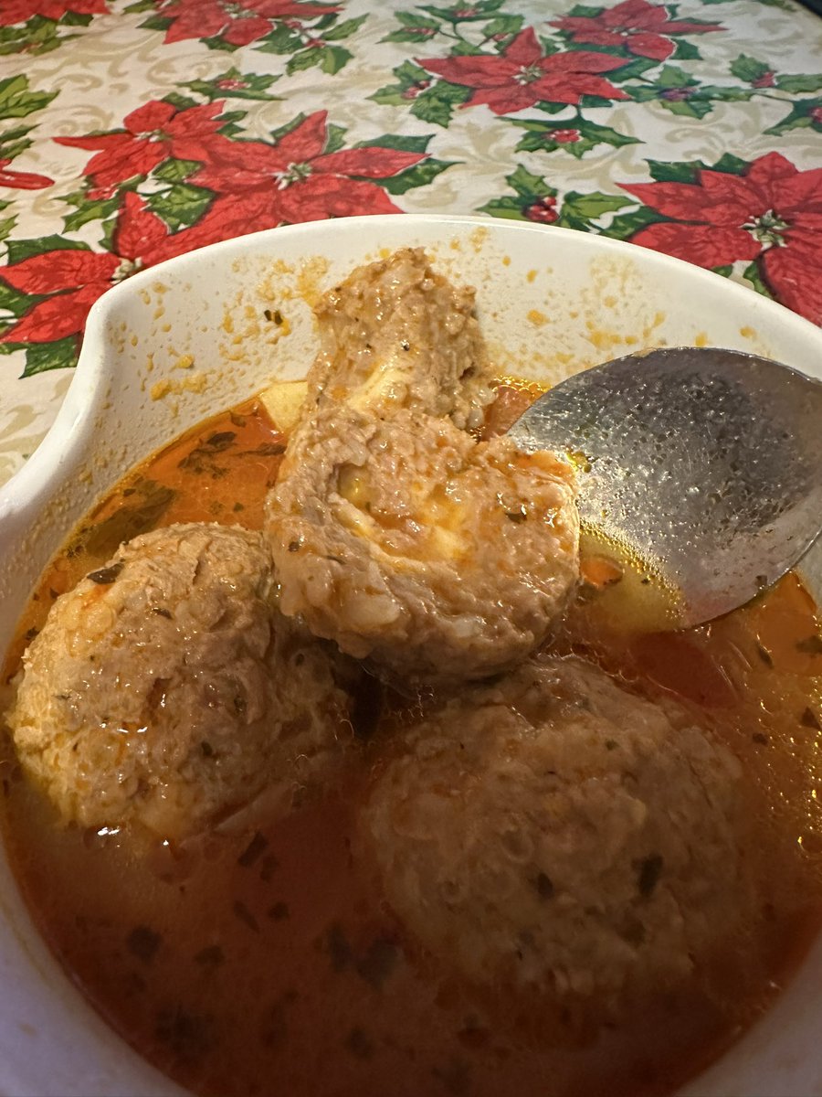 ananvroid's tweet image. how many cals do u think?? 😓 mom made albondigas w rice mixed and small pieces of chopped string cheese in the middle. there's also small/med square cut potatoes in