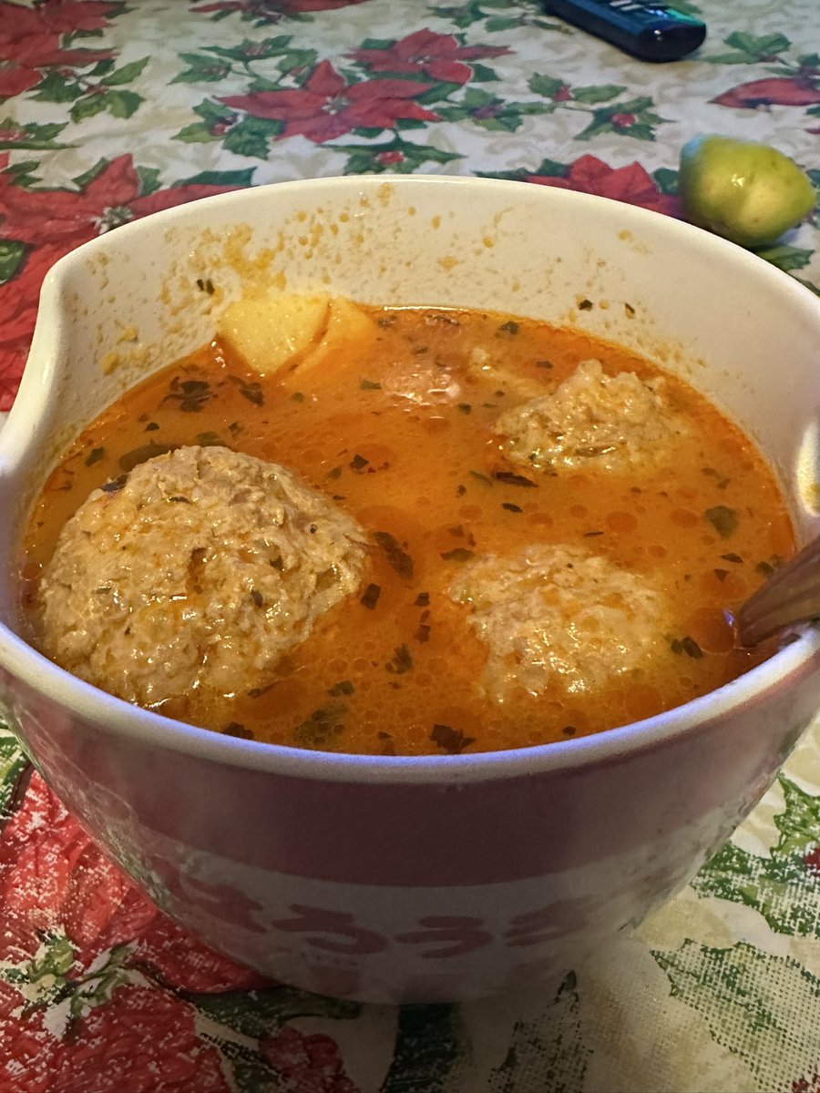 ananvroid's tweet image. how many cals do u think?? 😓 mom made albondigas w rice mixed and small pieces of chopped string cheese in the middle. there's also small/med square cut potatoes in