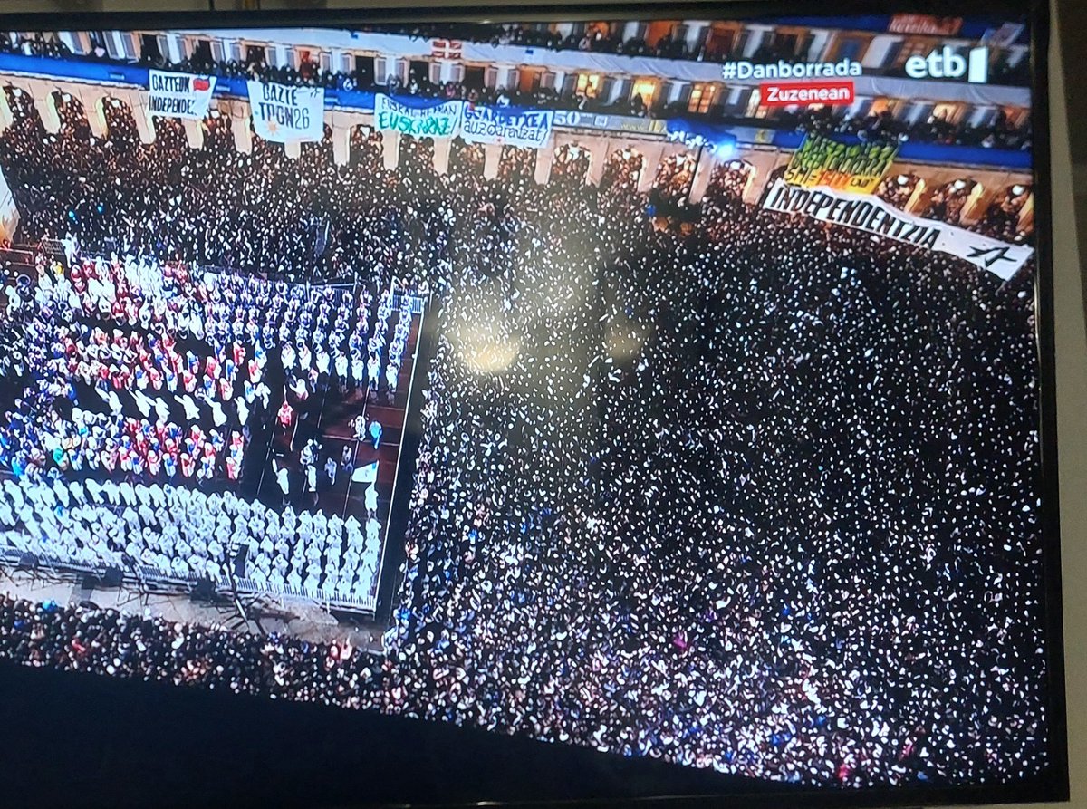 El atrezzo reivindicativo de la plaza de la Consti el gran protagonista de la izada en Donostia/San Sebastián #donostia #izada #tamborrada #SanSebastian #Danborrada