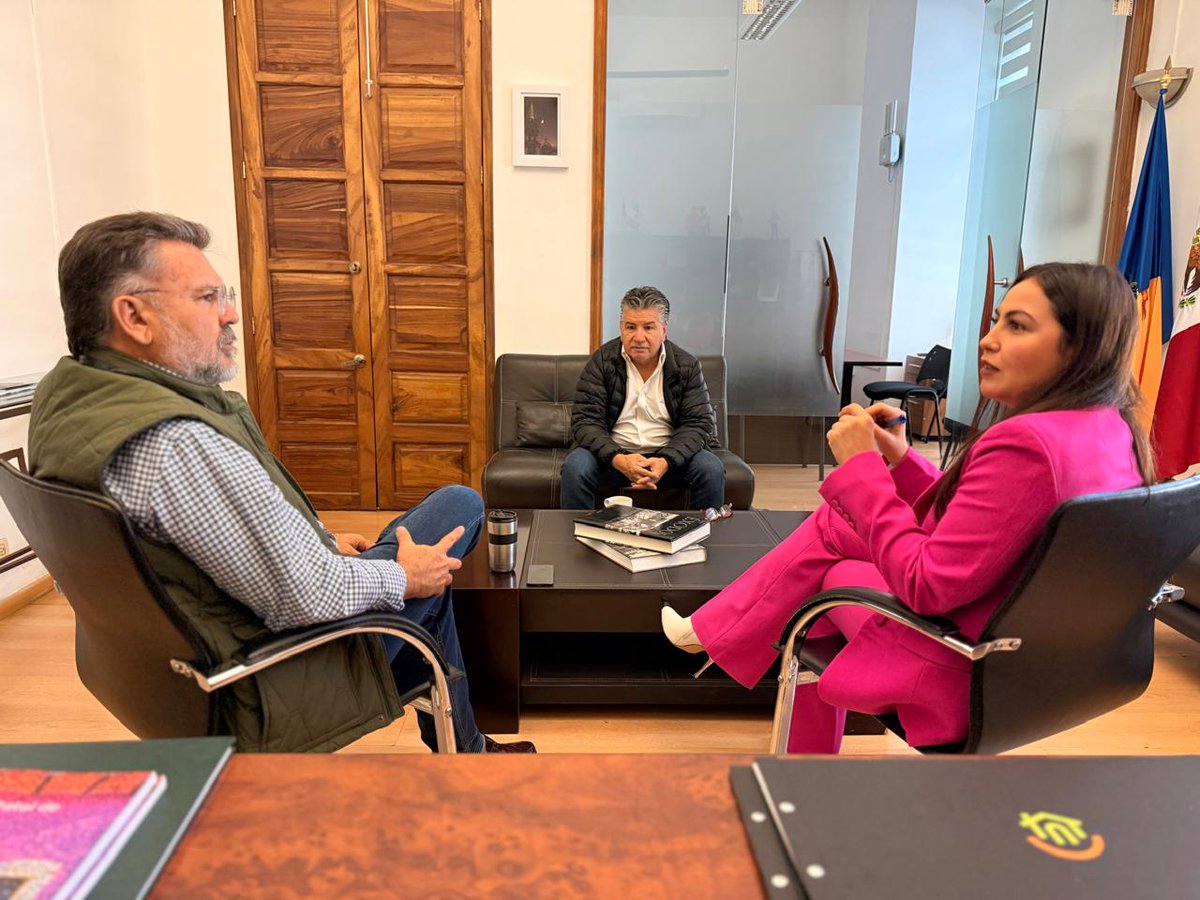 MemoMedranoB's tweet photo. Siempre es un placer recibir a los alcaldes y alcaldesas en el IJALVI, hoy me visitó mi amiga Deysi Angel Alcaldesa de Ocotlán, para sumarse a los programas de vivienda que estaremos implementando en el Instituto este 2026 https://t.co/pzpJx8knzu