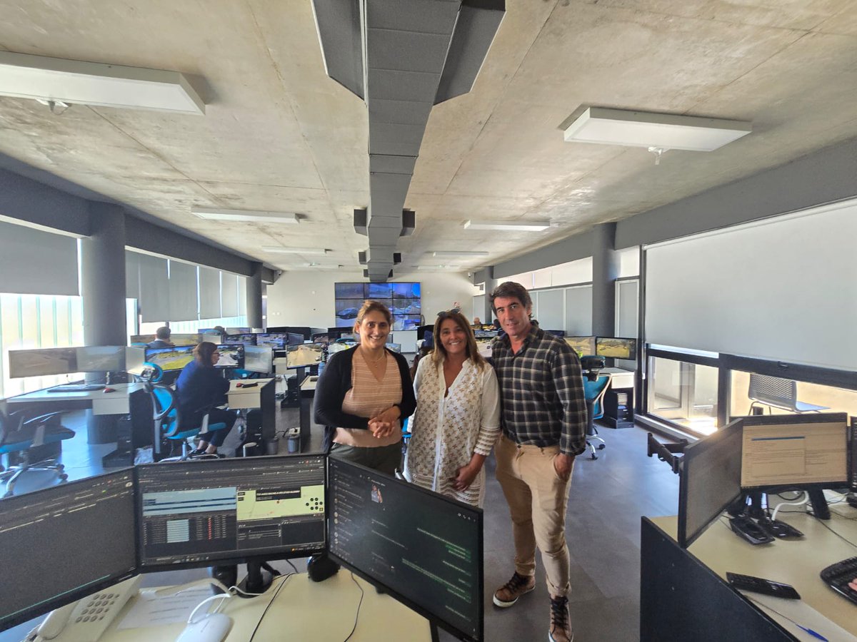 Recorrí el Centro de Monitoreo de #Tandil junto a Marilina Córdoba (Pte. HCD Villa Gesell). Analizamos herramientas de prevención como la app "El Centinela". Preocupa la seguridad del Enduro del Verano: Gesell necesita que la Provincia garantice refuerzos policiales