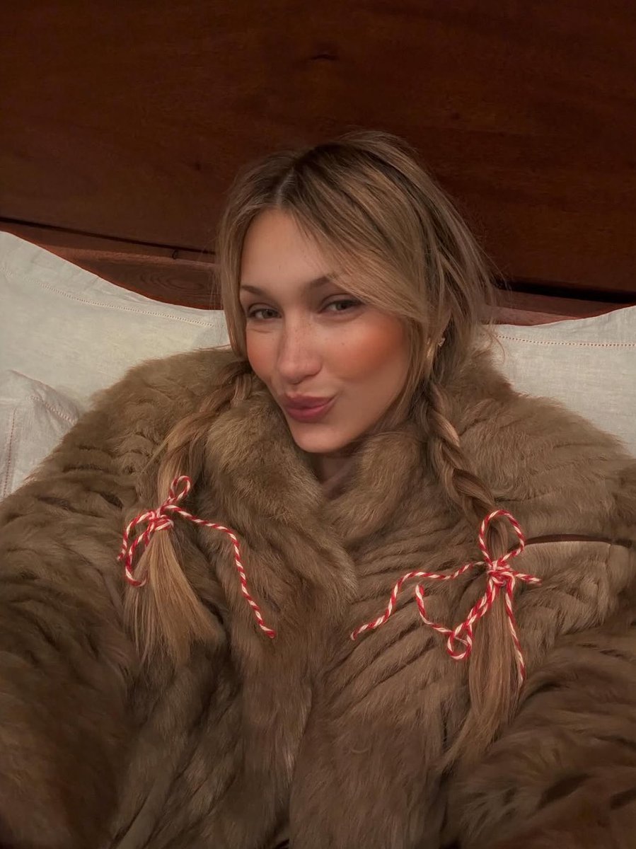 bella archive tweet media