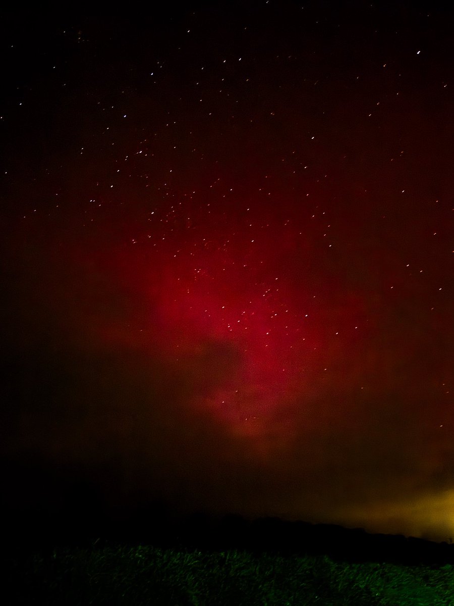 ma_rius's tweet photo. #auroraboreale ce soir à #Rennes et en Île et Vilaine suite à une Tempête géomagnétique de classe G4 (sévère) en cours sur la Terre. (NOAA / Skaping) https://t.co/nuHADmqA05