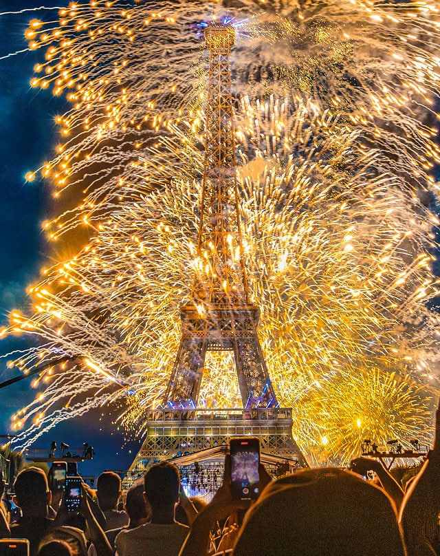 krisshh903's tweet image. フランス中がお祝いムードに包まれたクライマックス
日が長い７月のフランスの、２３時からの花火🎆

フランス革命記念日/フランス建国記念日

#Fêtenationalefrançaise #Bastilleday #パリ祭 #Fireworks #花火 #花火大会 #フランス #france #eiffeltower #エッフェル塔 #paris #パリ #hanabi