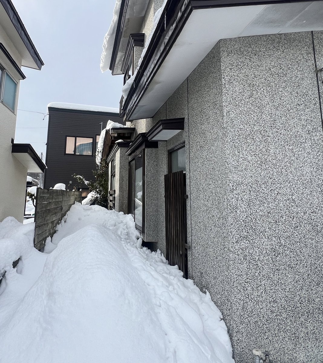 kensyou2001's tweet photo. お正月��み中現場を空けていたのでまず除雪から
#弘前市
#リフォーム https://t.co/5L0P1guQnm