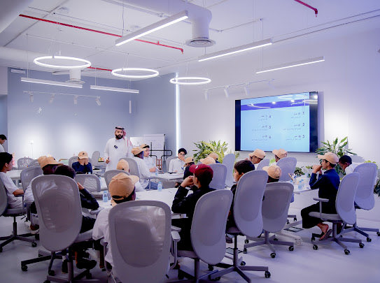 أؤمن أن أعظم ما يقدمه المدرب
ليس المعلومة
بل الوضوح 

وضوح يجعل المتدرب
يرى نفسه…
ثم يختار مساره