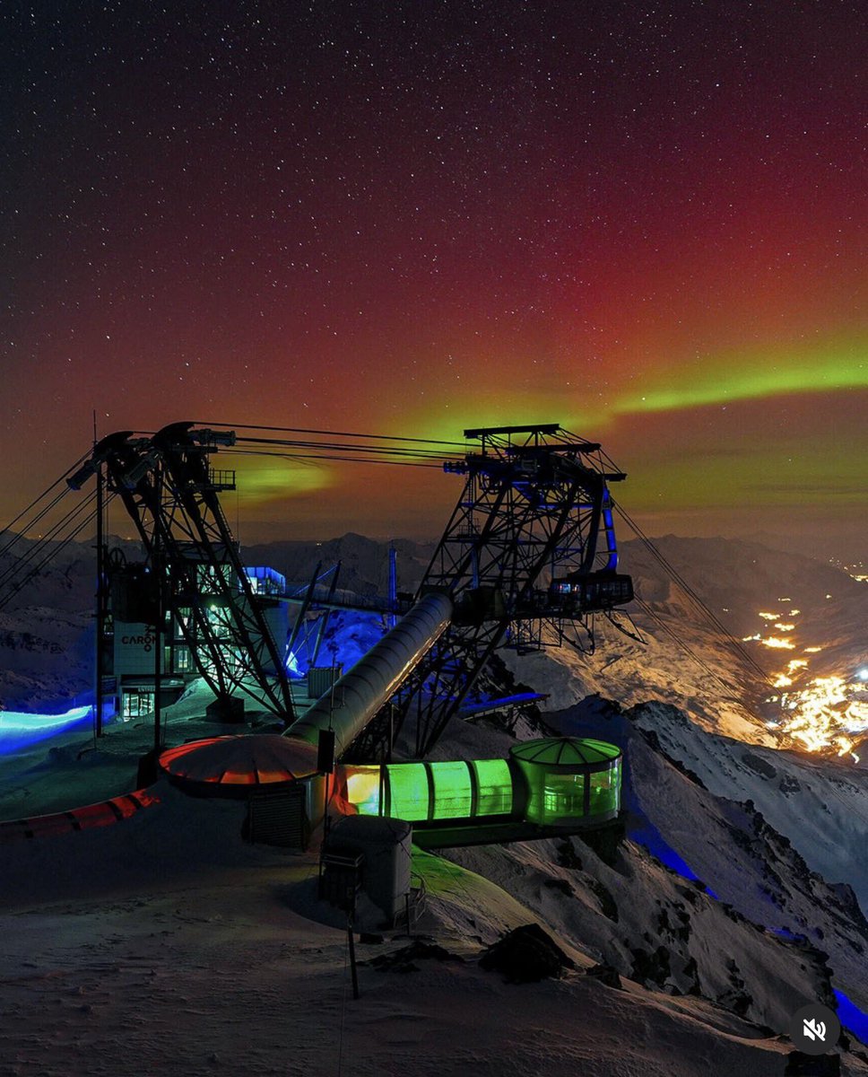 infoccitanie's tweet photo. Incroyable ce qu’il se passe en France ce soir ! La tempête géomagnétique la plus forte de ces dernières années. Une photo magnifique depuis le sommet de Val Thorens 😍 #aurore #auroreboreale #auroresboreales https://t.co/xFFser70YH