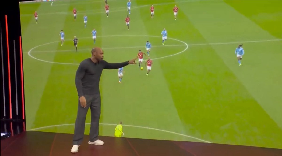 TalalBelieve's tweet image. تييري هنري عن برونو فيرنانديز: 🧠 

"هذا الرجل لا يلعب كرة القدم، إنه يفكر بها على أرض الملعب.. وهذا فرقٌ شاسع.

"عند استلامه للكرة، شاهدوا كيف يحرّك جسده. ذلك منحَ مبومو مسافة ياردتين إضافية لحظة التسديد. بدونها لا اعتقد مبومو سيسجلها.

"تعتقدون أنهٌ أمرًا سهلًا لكنه ليس كذلك."