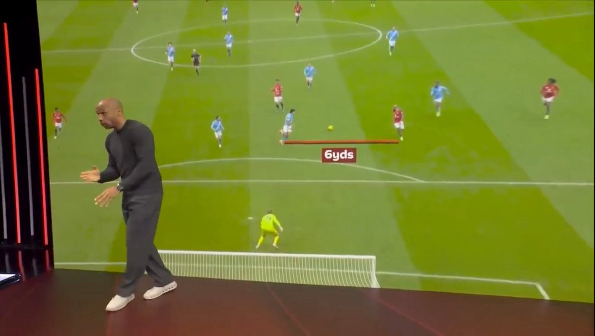 TalalBelieve's tweet image. تييري هنري عن برونو فيرنانديز: 🧠 

"هذا الرجل لا يلعب كرة القدم، إنه يفكر بها على أرض الملعب.. وهذا فرقٌ شاسع.

"عند استلامه للكرة، شاهدوا كيف يحرّك جسده. ذلك منحَ مبومو مسافة ياردتين إضافية لحظة التسديد. بدونها لا اعتقد مبومو سيسجلها.

"تعتقدون أنهٌ أمرًا سهلًا لكنه ليس كذلك."