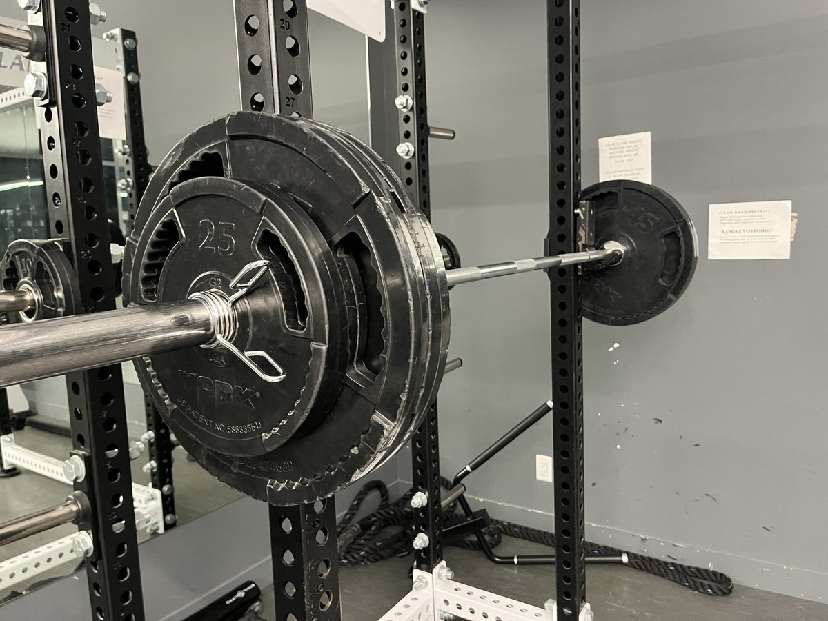 PaceyMav's tweet image. 绑带子蹲了一个月的大重量，反而觉得不得劲，拆了小重量274lbs多蹲几个，反而更觉身心舒畅。随机到二十几年前一直听的老歌，只是死不承认，但确实里里外外都是中登的感觉了