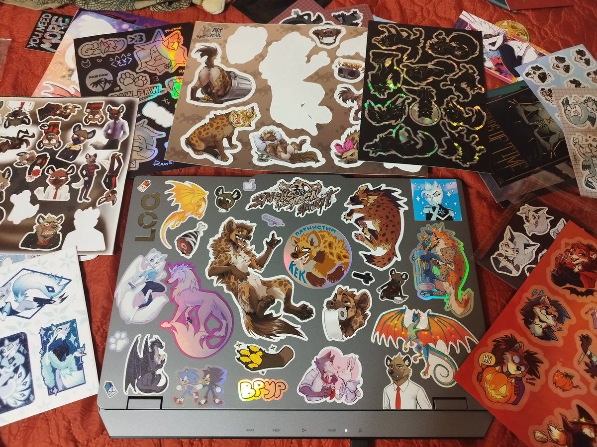 marcusmaksim's tweet photo. Finally decorated my laptop 
YEEN YEEN YEEN! https://t.co/7xcUYX81OM