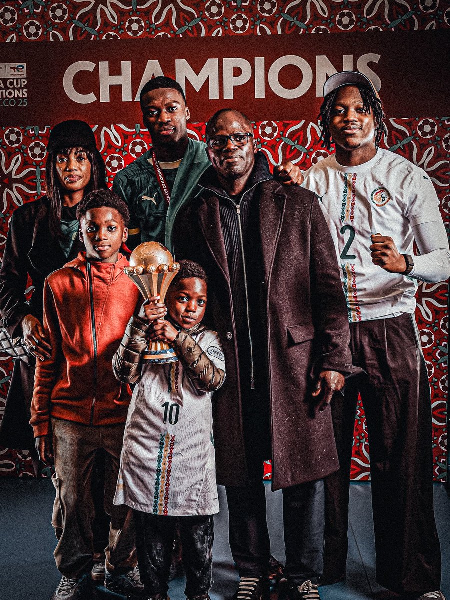 ActuFootAfrique's tweet image. Mamadou Sarr avec sa famille. 🇸🇳🏆😍