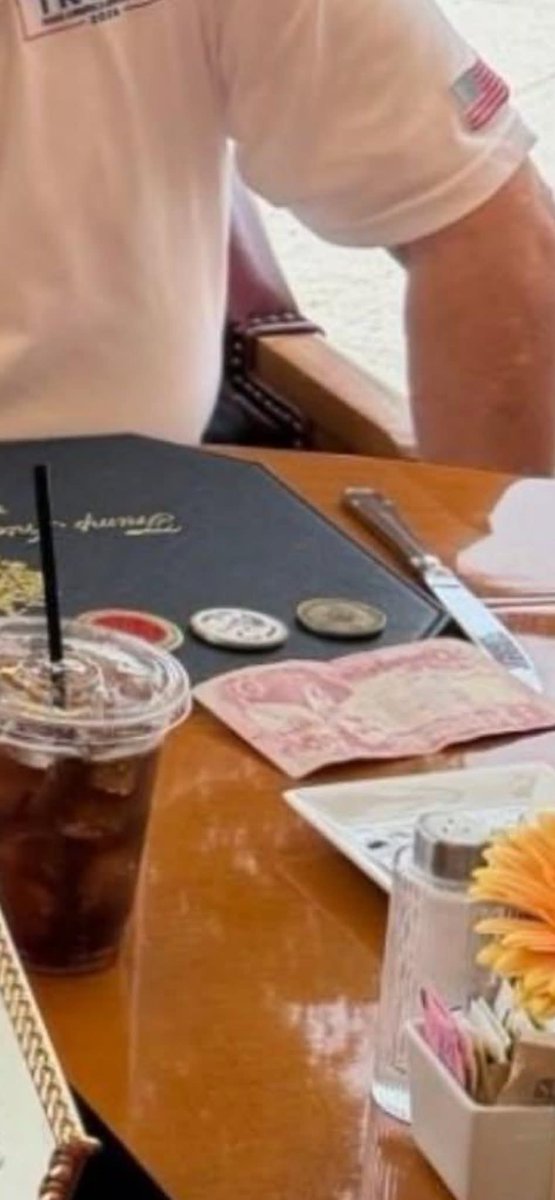 المبعوث الأمريكي إلى #العراق مارك سافايا ينشر لاجتماعه بالرئيس الأمريكي دونالد #ترامب ويضع أمامه نقوداً عراقية تحمل صورة #صدام_حسين وتعليق من سافايا
 ..اليوم كان يوماً عظيماً مع الأعظم..