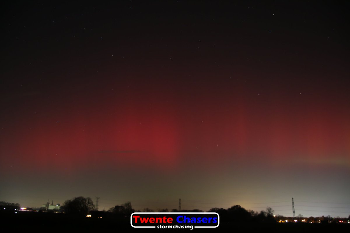 TwenteChasers's tweet photo. Wat een prachtig schouwspel was het afgelopen avond.
Het #Noordenlicht gezien van uit #Usselo (inclusief #Borealis, zie laatste foto)  
Door bepaalde omstandigheden konden we niet de beelden aanleveren die jullie van ons gewend zijn, maar we hebben onze best voor jullie gedaan. https://t.co/5CU6VrTOm9