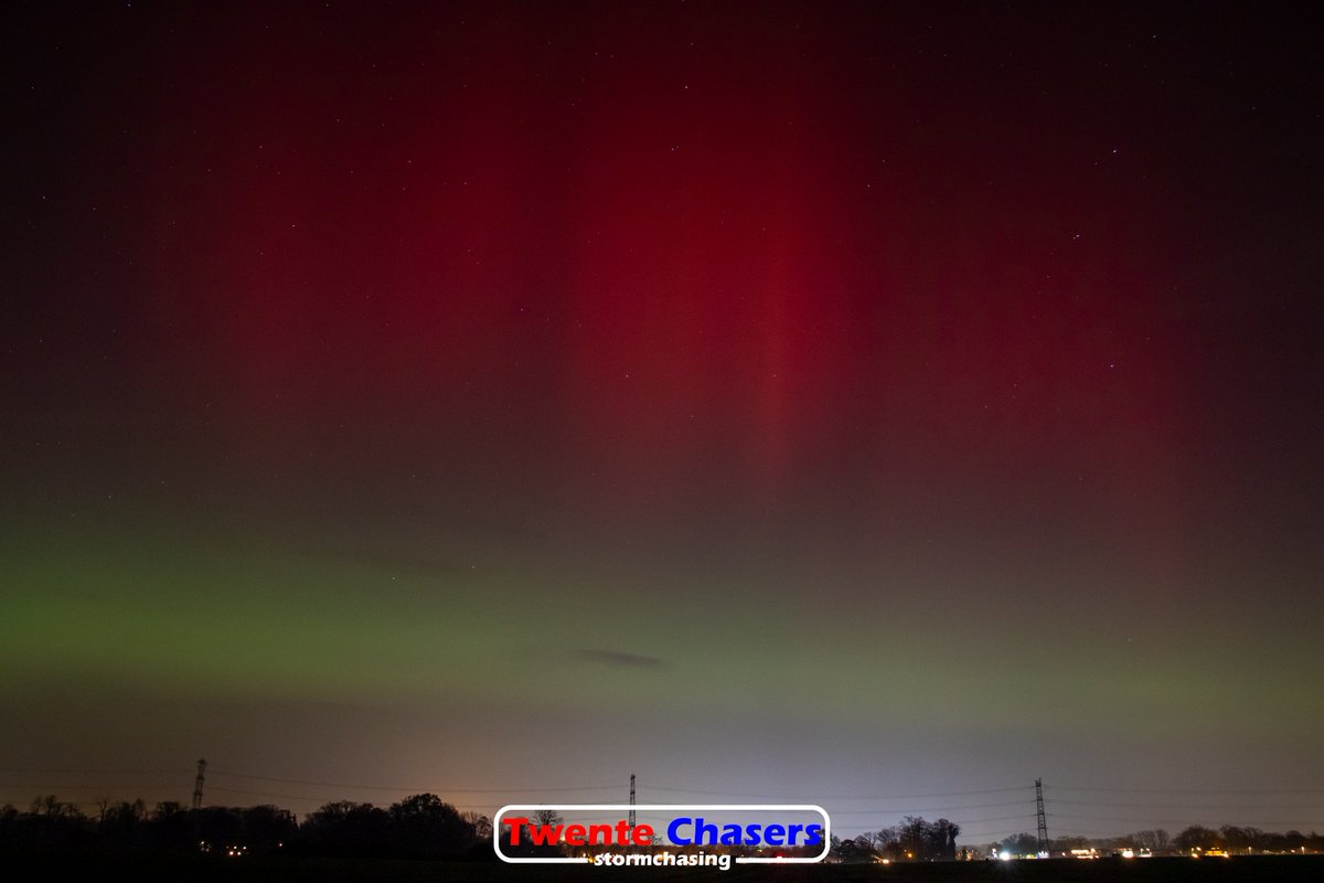 TwenteChasers's tweet photo. Wat een prachtig schouwspel was het afgelopen avond.
Het #Noordenlicht gezien van uit #Usselo (inclusief #Borealis, zie laatste foto)  
Door bepaalde omstandigheden konden we niet de beelden aanleveren die jullie van ons gewend zijn, maar we hebben onze best voor jullie gedaan. https://t.co/5CU6VrTOm9