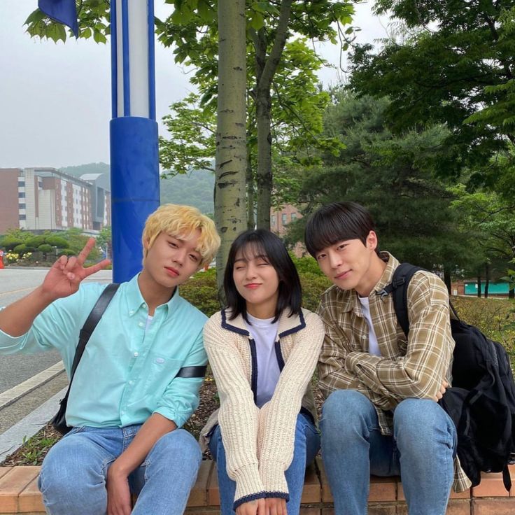 RoushdyBinge's tweet image. #AtaDistanceSpringIsGreen 
"حياة طلاب جامعيين تبدو مشرقة كربيعٍ مزهر، لكن خلف الأقنعة تختبئ جراح وأسرار"

مسلسل شبابي جميل من ناحية تناول موضوع الصداقة، وممتع وخفيف من ناحية الجانب الرومانسي. بشكل عام من الأعمال اللي بحبها