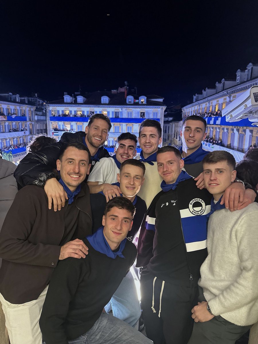 RealSociedad's tweet photo. 🍍𝐅𝐚𝐦𝐢𝐥𝐢𝐚.

✨ Gora Donostia! 💙 https://t.co/JB5OvCqBRg