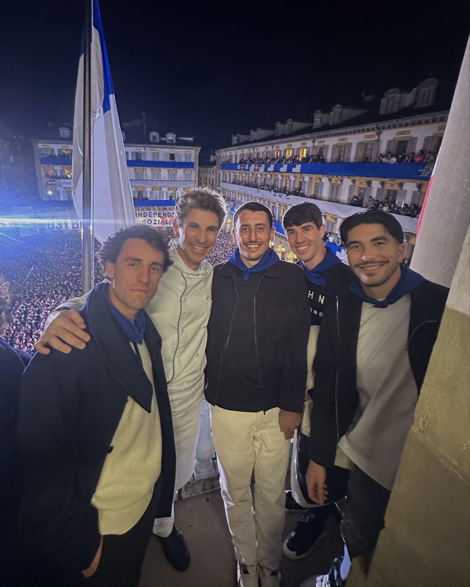RealSociedad's tweet photo. 🍍𝐅𝐚𝐦𝐢𝐥𝐢𝐚.

✨ Gora Donostia! 💙 https://t.co/JB5OvCqBRg