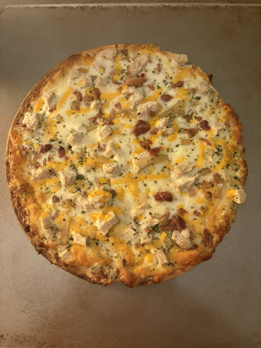 StJaneen's tweet image. New taste sensation! The @jewelosco #SignatureSelect #Chicken🍗#Bacon  🥓#Ranch #pizza 🍕is Delicious! The #mozzarella #cheddar #cheese along w #carmelizedonions 🧅gives it a grand #gourmet #savory #taste 🤤 making it my new fave! #JewelOsco ❤️ #groceries #food