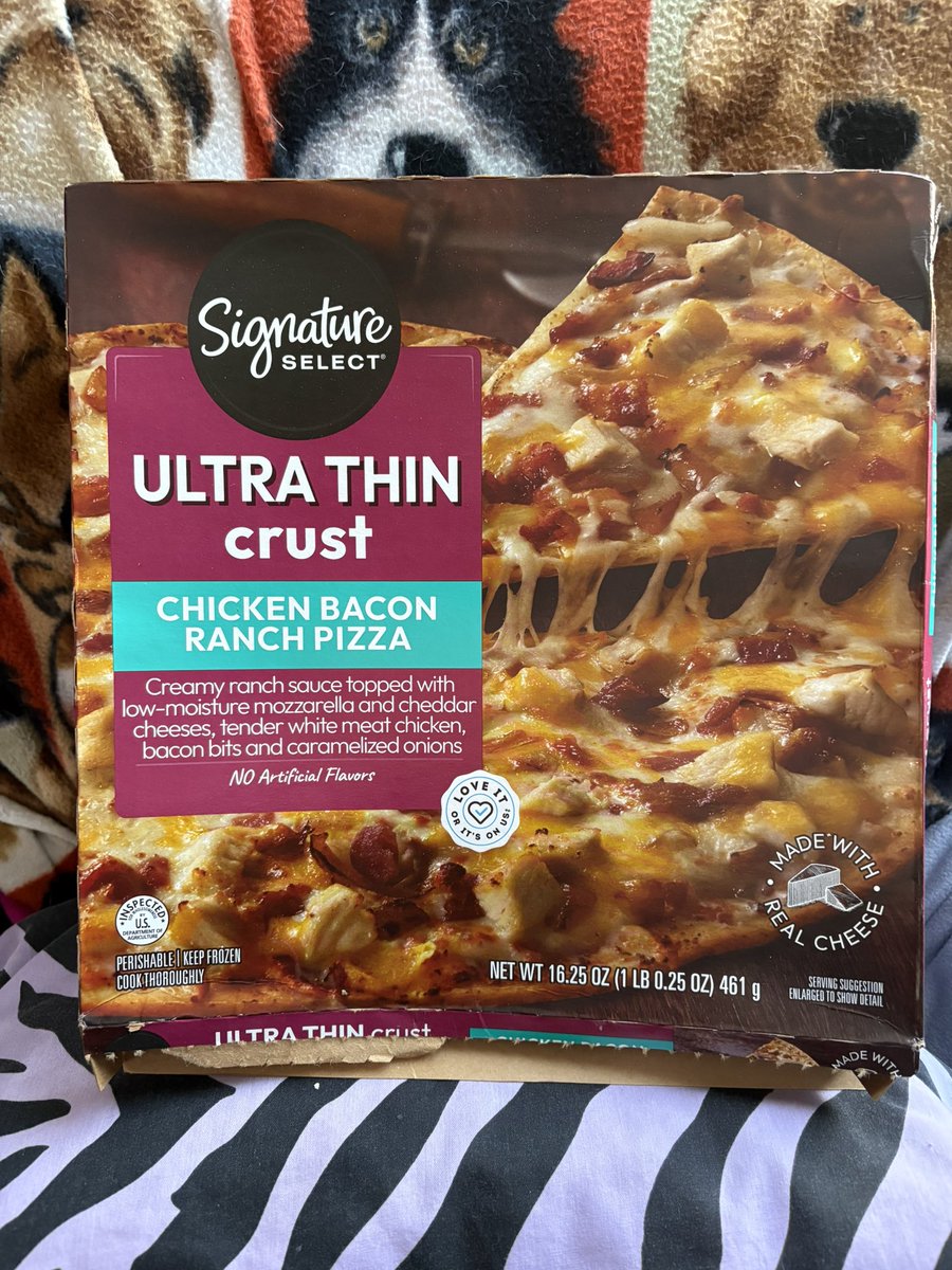 StJaneen's tweet image. New taste sensation! The @jewelosco #SignatureSelect #Chicken🍗#Bacon  🥓#Ranch #pizza 🍕is Delicious! The #mozzarella #cheddar #cheese along w #carmelizedonions 🧅gives it a grand #gourmet #savory #taste 🤤 making it my new fave! #JewelOsco ❤️ #groceries #food