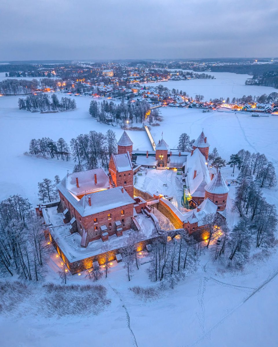 おはようございます　Labas!
中世の時にリトアニア🇱🇹大公国の首都であったトラカイ城🏰です