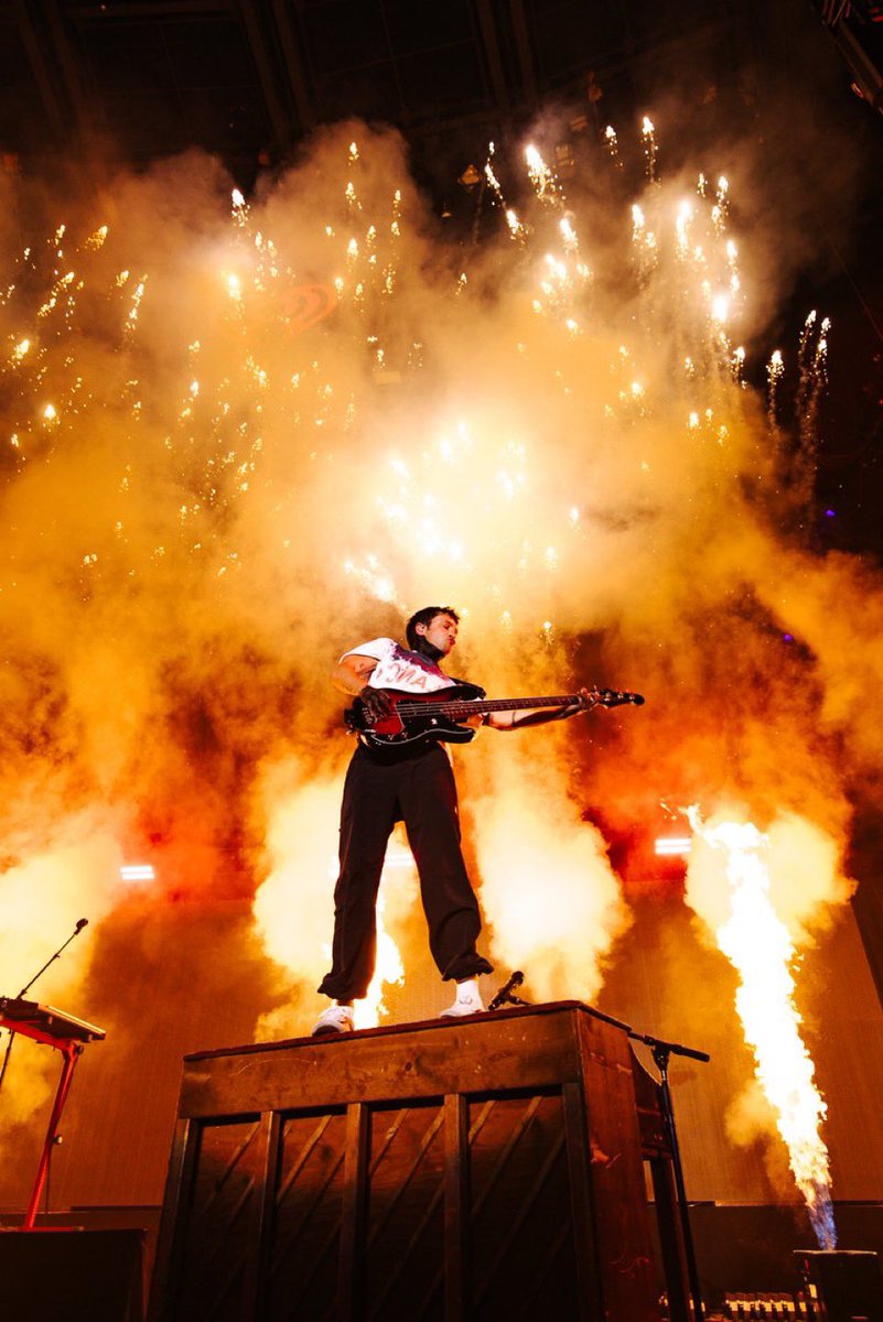 starrswillfade's tweet image. bro.