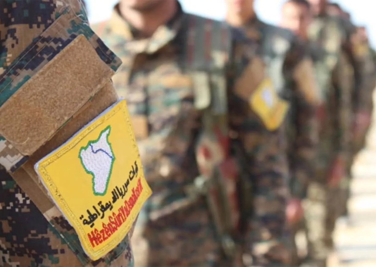 The_M_Doctrine's tweet image. 🚨 في علامة على اليأس المتصاعد، بدأت عناصر قسد (PKK)في تسليح المدنيين مع نفاد الخيارات أمامهم، ما يزيد من تعقيد الوضع الأمني ويهدد حياة الأبرياء شمال شرق سوريا.

#SyriaCrisis #MiddleEastConflict