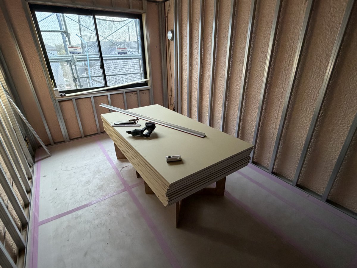 今日は急遽地下室から4階でボード張りだわ。