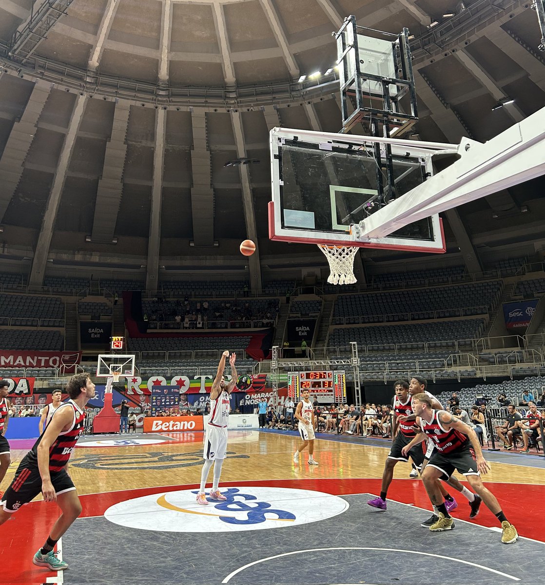 𝗚𝗔𝗔𝗡𝗢𝗢𝗢𝗢𝗢 𝗡𝗔𝗖𝗜𝗢𝗡𝗔𝗟🏀

#Nacional 95 #Flamengo 76

🔥Y queda primero en el grupo esperando rival de la próxima ronda.
10 triunfos consecutivos en torneos internacionales