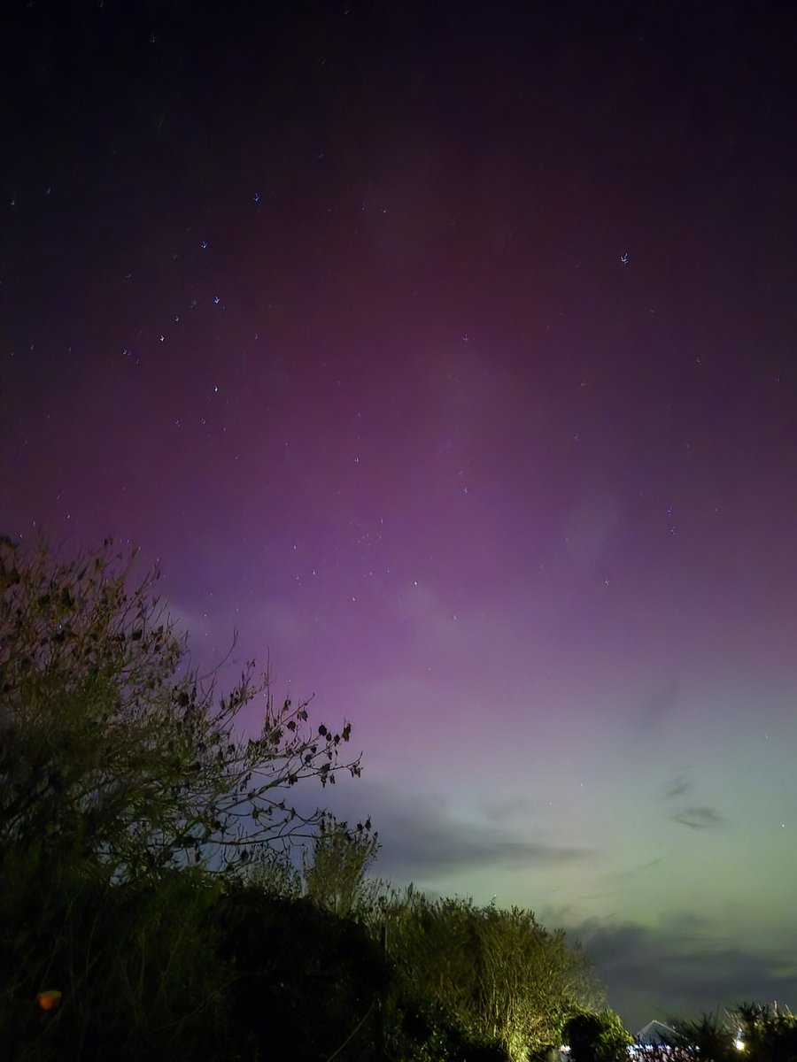 Iffoid's tweet photo. Just wow, didnt think I would ever get dancing skies over my home in Wiltshire. Just magical https://t.co/O7zVW2NyMX